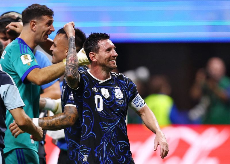 Messi hạnh phúc khi Argentina đánh bại Anh